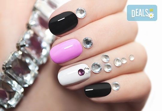 Маникюр с дълготраен лак Gelish или Bluesky, пилинг, подхранващ крем, 4 декорации или сваляне на гел лак от Долче Вита! - Снимка 3