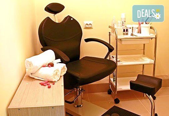 Маникюр с дълготраен лак Gelish или Bluesky, пилинг, подхранващ крем, 4 декорации или сваляне на гел лак от Долче Вита! - Снимка 9