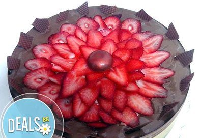 Шоколадова торта с аеро шоколад, пресни ягоди, шоколадов мус и баварски крем от Сладкарница Орхидея