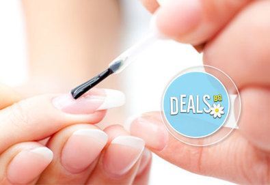 Укрепване на естествен нокът с гел лак или гел и нанасяне на лак/гел лак с 2 декорации в салон Финес, Пловдив!