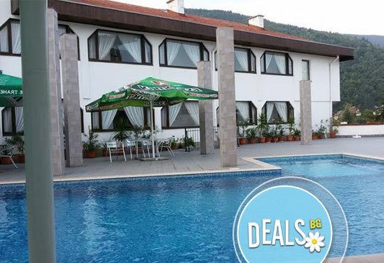 Коледно предложение от СПА хотел Виктория, Брацигово: 1/2/3 нощувки със закуски и вечери на човек, празнична вечеря - Снимка 1