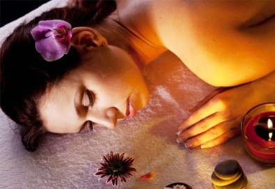 Релаксирайте с 50 минутен релаксиращ или болкоуспокояващ масаж на гръб с масла на Glory от салон за красота Sassy!