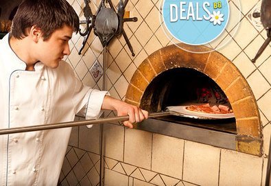 Доставки по домовете! Две големи пици с доставка от Кулинарна къща НИКИ