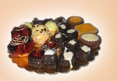 Сладък Микс за ценители! Над 40 броя шоколадови изкушения - еклери, пралини и петифури от Сладкарница Орхидея