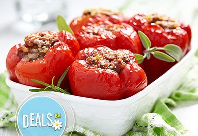 Пълнени чушки и домати с кайма, 2кг., + допълнително сос за заливка + безплатна доставка от ресторант Деличи !