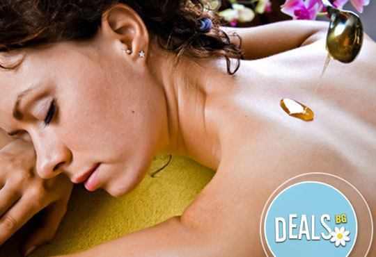 Кажете Сбогом на болките в гърба! Лечебен масаж на гръб или детоксикиращ масаж на гръб с мед от ADI'S Beauty & SPA - Снимка 2