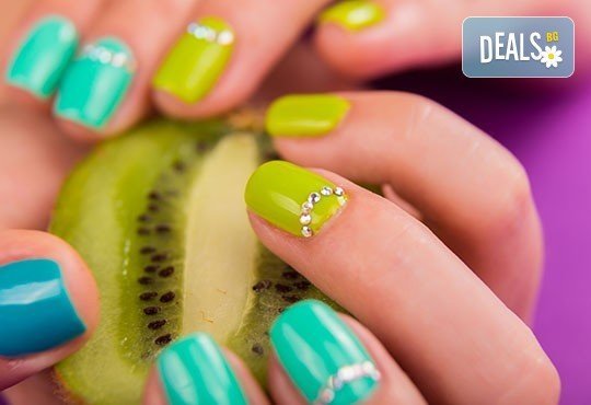 За стилна визия! Маникюр с дълготраен гел лак BlueSky в цвят по избор в студио за красота Noir! - Снимка 1