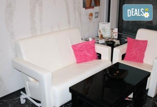 За стилна визия! Маникюр с дълготраен гел лак BlueSky в цвят по избор в студио за красота Noir! - Снимка 3