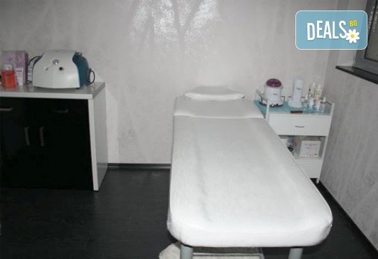 За стилна визия! Маникюр с дълготраен гел лак BlueSky в цвят по избор в студио за красота Noir! - Снимка 5