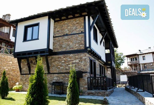 Почивка в комплекс Трите къщи в с. Лещен през ноември или декември - 1 нощувка в еко къща с капацитет до 8 човека! - Снимка 1