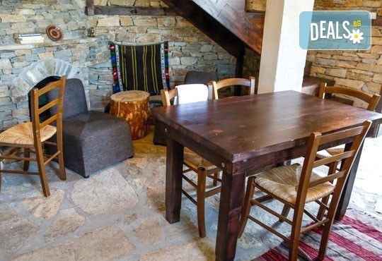 Почивка в комплекс Трите къщи в с. Лещен през ноември или декември - 1 нощувка в еко къща с капацитет до 8 човека! - Снимка 10