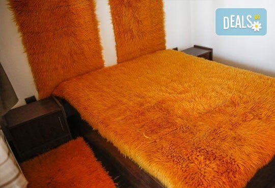 Почивка в комплекс Трите къщи в с. Лещен през ноември или декември - 1 нощувка в еко къща с капацитет до 8 човека! - Снимка 5