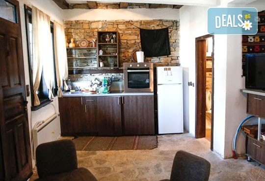 Почивка в комплекс Трите къщи в с. Лещен през ноември или декември - 1 нощувка в еко къща с капацитет до 8 човека! - Снимка 12