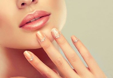 Неотразима визия! Дълготраен СПА маникюр с гел лак SNB и до 10 декорации в Студио за красота Дани, Варна