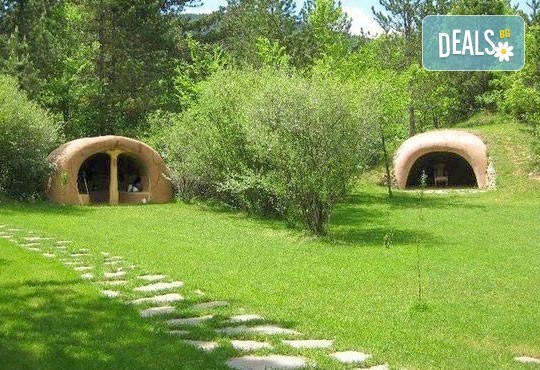 Почивка през януари, 2016г.! 1 нощувка в глинена къщичка за двама в Еко селище Омая, с. Гайтаниново, с включени риболов, колоездене и тенис на маса! - Снимка 3