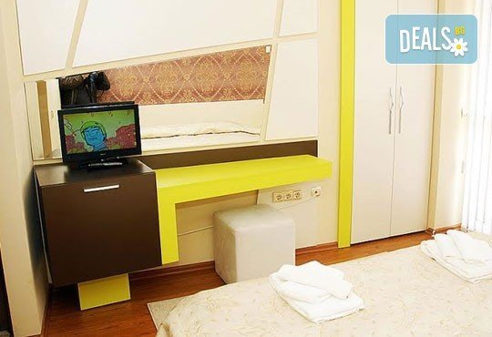 Релаксирайте пълноценно в Хотел Виа Лакус 3*, Сапарева баня! 1 нощувка със закуска и вечеря, СПА зона с минерален басейн - Снимка 2