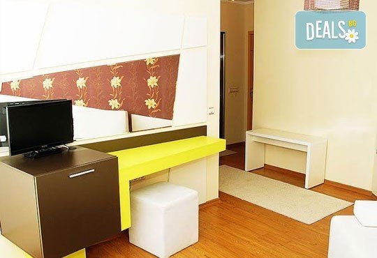Релаксирайте пълноценно в Хотел Виа Лакус 3*, Сапарева баня! 1 нощувка със закуска и вечеря, СПА зона с минерален басейн - Снимка 3