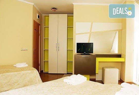 Релаксирайте пълноценно в Хотел Виа Лакус 3*, Сапарева баня! 1 нощувка със закуска и вечеря, СПА зона с минерален басейн - Снимка 4