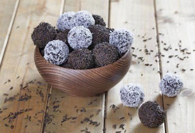 За празниците! Един кг домашни шоколадови топки с кокос или с шоколад от Muffin House! Над 40 броя топки на супер цена!
