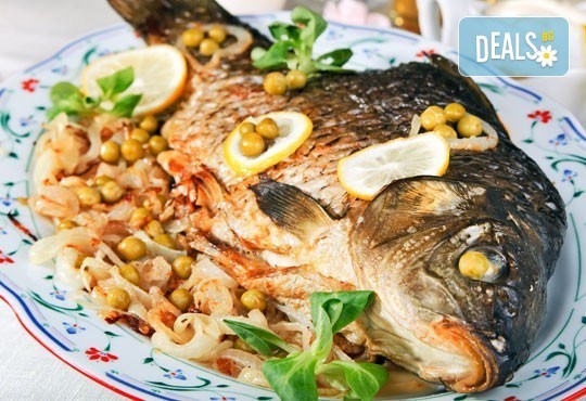 Пълнен шаран за Никулден по традиционна рецепта с доматен сос и безплатна доставка от ресторант Деличи! - Снимка 1