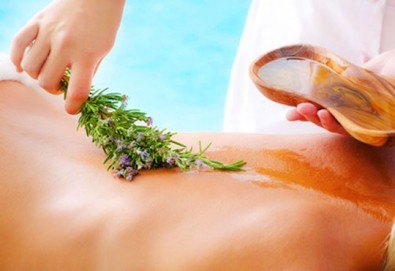 Отпуснете се с 60-минутен класически масаж на цяло тяло със 100% натурални етерични масла в Йога и масажи Айя!