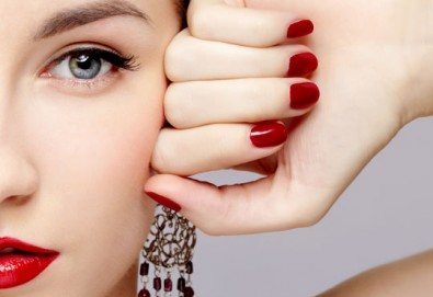 Впечатляващи нокти! Класически маникюр с гел лак Susie Eileen или с Gelish по избор в салон за красота Виктория!