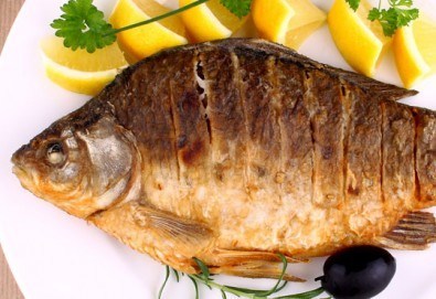 Голям пълнен Шаран по никулденски ТРИ килограма + бутилка бяло/ червено вино и доставка от Кулинарна къща Ники