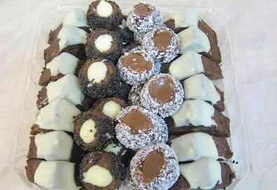 За празниците! 40 бр. пралини от Сладкарница Орхидея! Един килограм шоколадови пралини с бял и кафяв шоколад