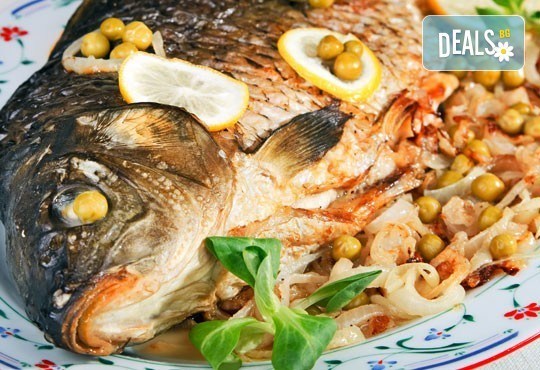 Традиционен Никулден за двама в ресторант Бадемова къща: Пълнен шаран с орехи, ориз, гъби и лук, и 500 мл. наливно вино - Снимка 1