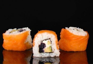 Потопете се в екзотика! Суши сет oт 78 хапки (футомаки, урамаки и хосомаки), клечки и соев сос от Касаи Суши