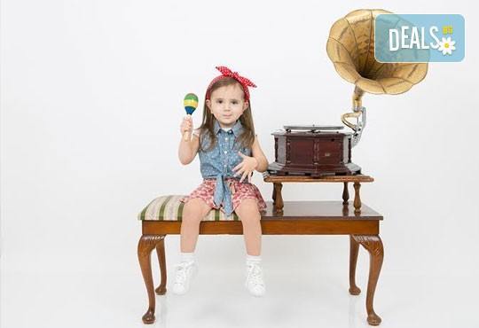 Професионална детска/семейна фотосесия с възможност за Коледна тематика и богат реквизит от Ivan Lambrev Photography - Снимка 8