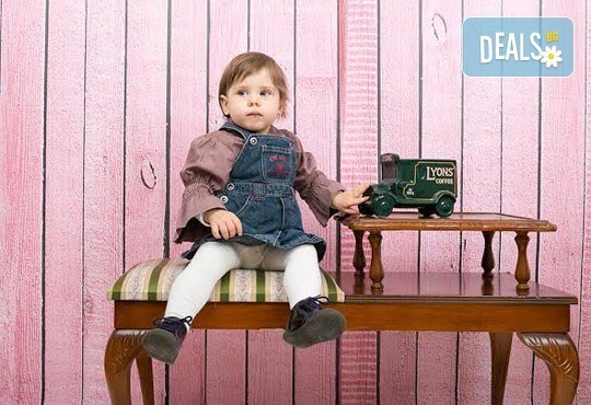 Професионална детска/семейна фотосесия с възможност за Коледна тематика и богат реквизит от Ivan Lambrev Photography - Снимка 12