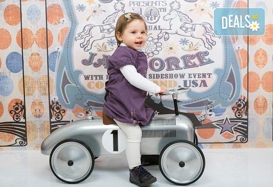 Професионална детска/семейна фотосесия с възможност за Коледна тематика и богат реквизит от Ivan Lambrev Photography - Снимка 9