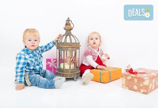 Професионална детска/семейна фотосесия с възможност за Коледна тематика и богат реквизит от Ivan Lambrev Photography - Снимка 13