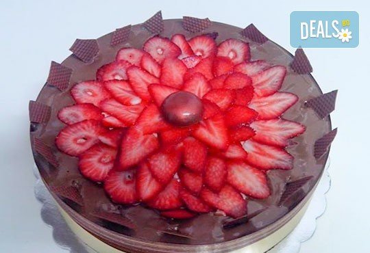 Шоколадова торта с аеро шоколад, пресни ягоди, шоколадов мус и баварски крем от Сладкарница Орхидея - Снимка 1