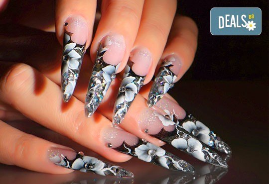 С красив маникюр всеки ден! Изграждаща ноктопластика с гел и лак с 2 декорации по избор в салон Бели Дунав! - Снимка 1