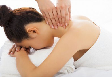 Възстановителна мануална терапия на гръб, врат, рамене и раменен пояс или масаж и лимфодренаж на лице и терапия за коса в Женско царство!