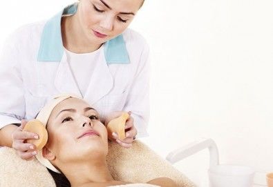 Мануално почистване на лице с медицинската козметика Profi Derm и оформяне на вежди в Студио БЕРЛИНГО до Mall of Sofia