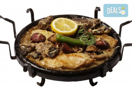За двама! Сач от агнешко месо и печурки или традиционен сач с пилешко + салата по избор в Ресторант - механа Мамбо - Снимка 1