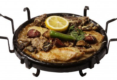 За двама! Сач от агнешко месо и печурки или традиционен сач с пилешко + салата по избор в Ресторант - механа Мамбо