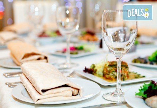 Празнична трапеза с вкусна, сочна печена пуйка, пълнена с ориз, гъби и кисело зеле от Bar & Dinner seven7A - Снимка 1