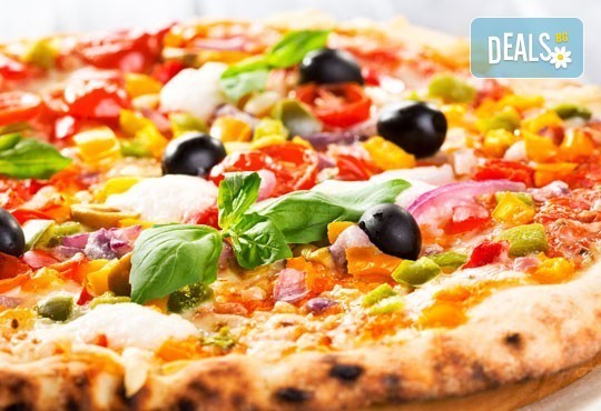 Кулинарно предложение с италианска нотка! Вземете две големи пици Капричоза от Bar & Dinner seven7A - Снимка 1