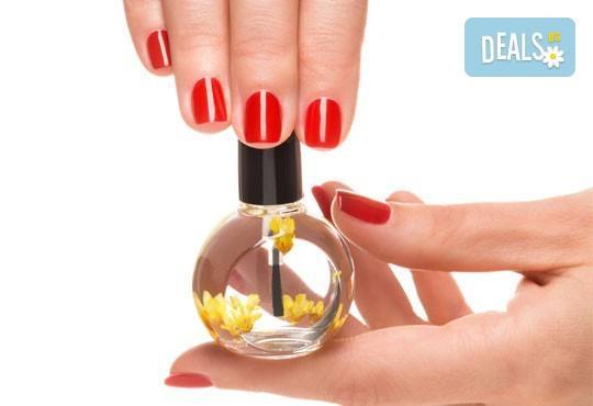 Бъдете изящни и неповторими в празничната нощ с класически маникюр с лак на CND в Studio Diva, Пловдив! - Снимка 3