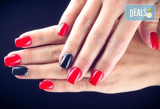 Класически или френски маникюр с Shellac, декорации с щампи или камъни и бонус- безплатно сваляне на гел лак от Royal Beauty Center - Снимка 1