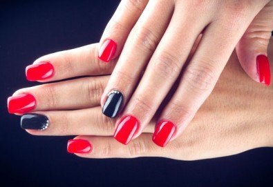 Класически или френски маникюр с Shellac, декорации с щампи или камъни и бонус- безплатно сваляне на гел лак от Royal Beauty Center