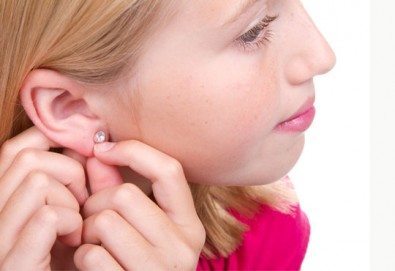 Бъдете в крак с модата! Пробиване на уши и подарък: медицински обеци висок клас с различни форми и цвят в салон Flowers!