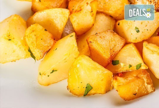 Меню за гости (10-12 човека): салата, свински бут, зеленчуци, печени картофи и домашна питка от кулинарна работилница Деличи ! - Снимка 3