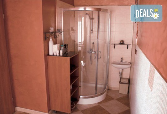 Лечебен масаж при схващания и главоболие и Бонус - масаж с магнезиев гел при болки в мускулите в център Холистик Спа - Снимка 4