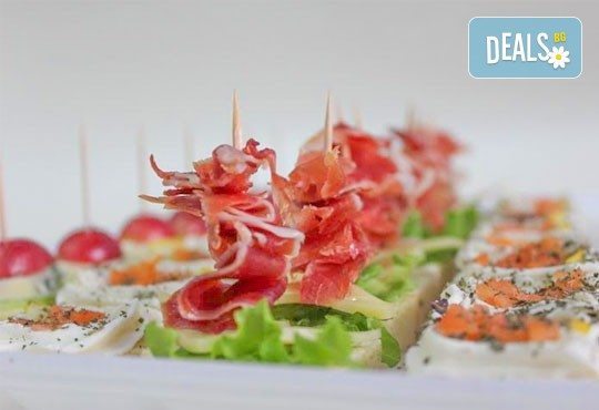 Вкусно предложение! 25 коктейлни хапки по избор и бонус 50% отстъпка от сладките изкушения на Мечо Фууд Кетъринг! - Снимка 1