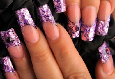 Ноктопластика с удължители, маникюр в цвят по избор с 2 декорации и бонус: поддръжка и отстъпки от салон за красота Роси!